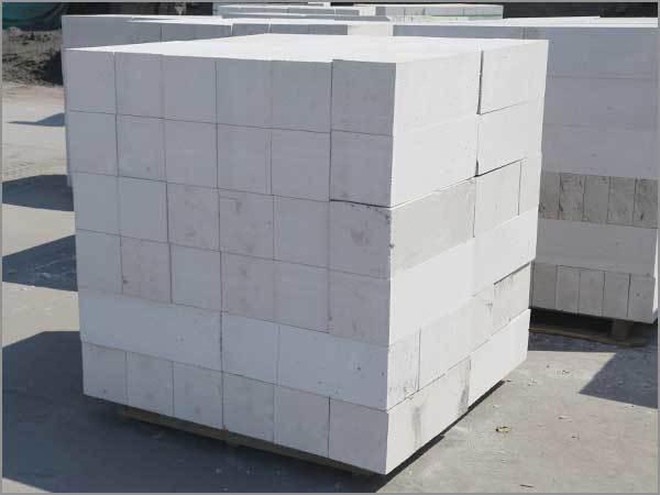 或者使用砌块(通常是砌块或覆层的建筑风格)单板(如砖)与混凝土基础