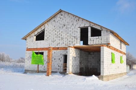 新房屋建设从蒸压加气混凝土砌块.冬天房子施工现场照片